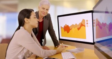 İki iş kadını bilgisayar ekranındaki grafiklerden bahsediyor. Bir yönetici çalışanlarından biriyle konuşur. 4k