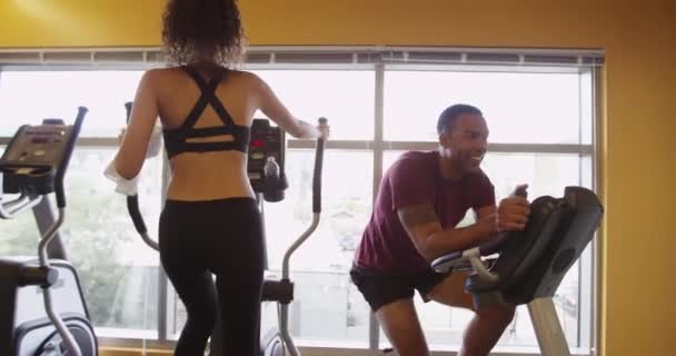 Frisk Tilpasset Ungt Svart Latinamerikansk Par Som Trener Gymmaskiner – stockvideo