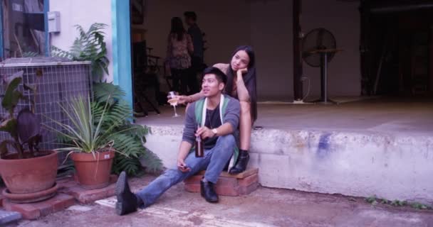 Hispanische Und Asiatische Süße Junge Glückliche Paar Sitzt Laderampe Eröffnung — Stockvideo