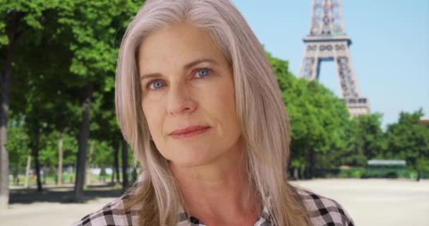 Vážná Bílá Žena Otočí Hlavu Kameře Stojící Poblíž Eiffelovy Věže — Stock video