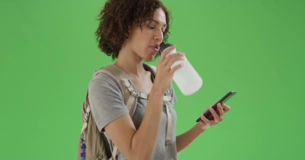 Das Afroamerikanische Millennial Mädchen Macht Ein Foto Mit Ihrem Smartphone — Stockvideo