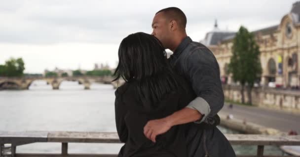 Молодой Человек Женщина Вместе Париже Принять Удивительные Достопримечательности Отпуске Африканская — стоковое видео