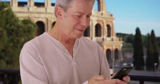 Homem Caucasiano Velho Envia Mensagens Texto Roma Perto Coliseu Homem — Vídeo de Stock
