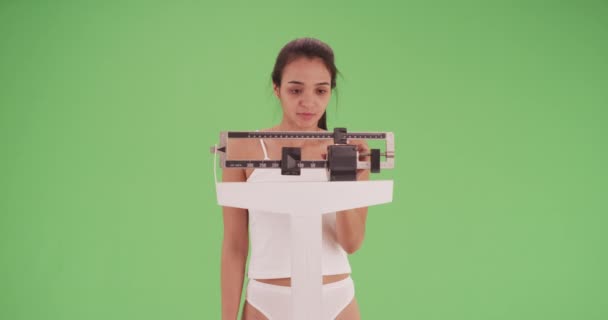 Junge Hispanische Frau Glücklich Über Ihr Gewicht Auf Der Grünen — Stockvideo