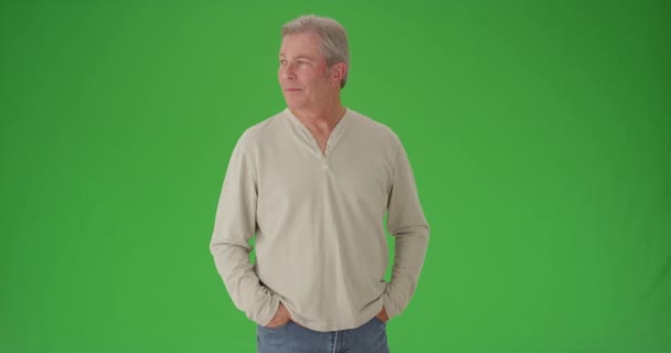 Volwassen Senior Witte Man Zoek Rond Groen Scherm — Stockvideo