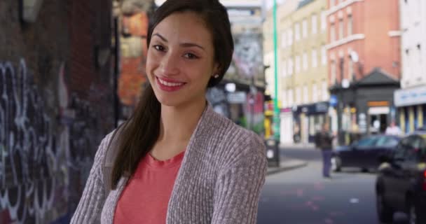 一个快乐微笑的拉丁女人站在城市街道上的随意画像 在白天的室外环境中 西班牙裔美女对着相机笑得很可爱 — 图库视频影像
