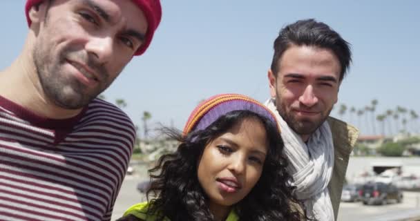 Tři Hip Etnických Různorodých Přátel Zírá Kameru Pánve Pláži — Stock video