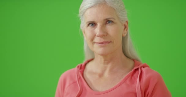 Yaşlı Bir Kadın Yeşil Ekranda Duruyor Anahtar Birleşik Olmak Üzere — Stok video