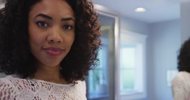 Aantrekkelijke Zwarte Vrouw Maakt Zich Klaar Ochtend — Stockvideo