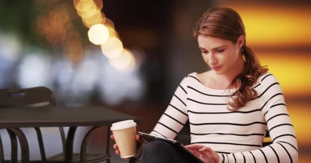 Zwykła Kobieta Siedząca Przed Kawiarnią Kobieta Stosująca Tabletkę Kawiarni Kawą — Wideo stockowe