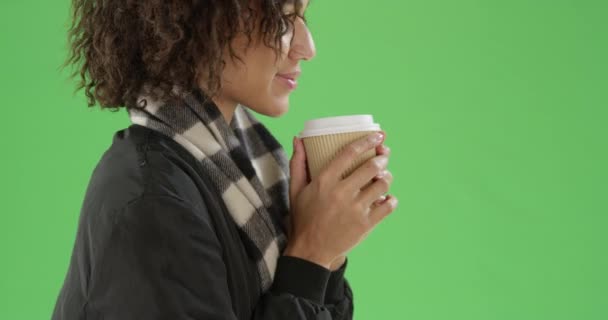 Nero Donna Millenaria Beve Suo Caffè Sullo Schermo Verde Sullo — Video Stock