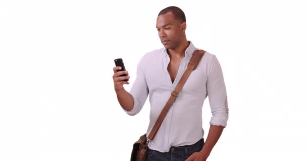 Mladý Černoch Nahrává Video Svém Mobilu Bílém Pozadí Dospělý Afroameričan — Stock video