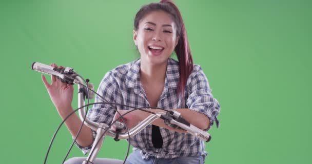 Asiatisk Tusenårig Kvinna Ler Med Sin Cykel Grön Skärm Grön — Stockvideo