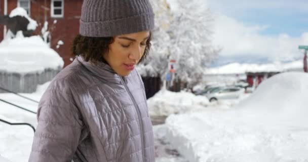 Mulher Muito Negra Casa Dos Anos Olha Para Neve Fresca — Vídeo de Stock