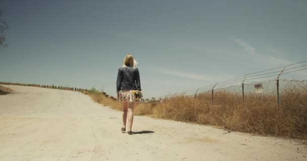 Güzel Bir Kadın Yürüyor Elinde Kaykayla — Stok video