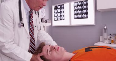 Beyaz Koleji Atlet kıdemli doktor boyun yaralanma incelemek