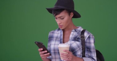 Elinde kahve fincanı olan bir kadın yeşil ekranda SMS akıllı telefon uygulaması kullanarak mesaj atıyor. Anahtar ya da birleşik olmak üzere yeşil ekranda.