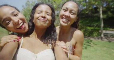 Bir grup güzel kadın dışarıda selfie çekiyor.