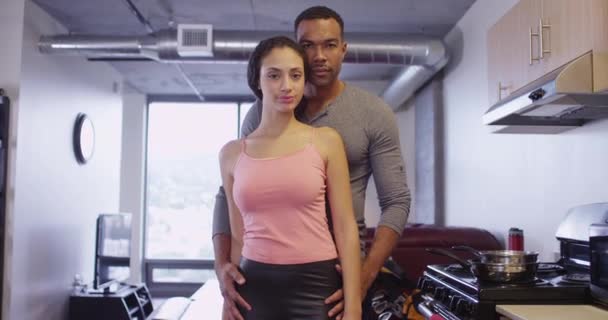 Schwarzes Und Hispanisches Paar Blickt Wohnung Auf Kamera — Stockvideo