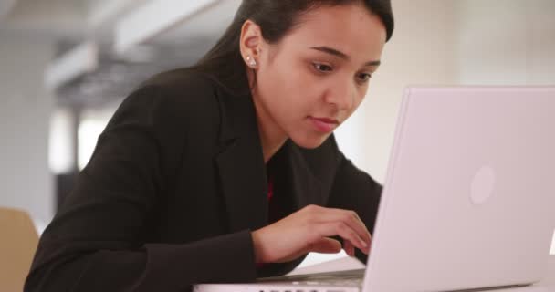 Mexican Businesswoman Working Laptop — Stock Video