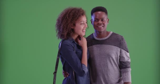 若い黒人夫婦は緑の画面で何かを賞賛する 緑の画面でキーまたは構成されます — ストック動画