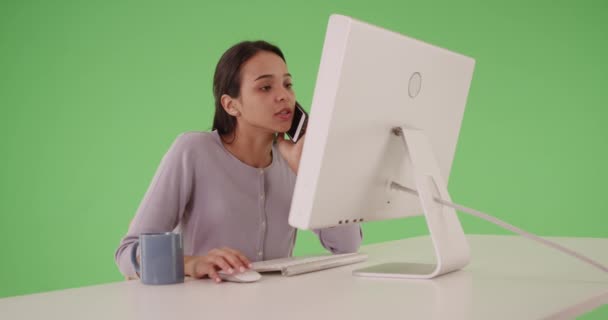 デスクトップコンピュータで働くデスクで働く若いヒスパニック系のビジネスの専門家 パソコンで笑顔を浮かべながらオフィスタイプのラテン系ビジネスウーマン — ストック動画