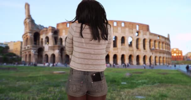 Ταξιδεύοντας Νεαρή Αφρικάνα Πηγαίνει Αξιοθέατα Στη Ρώμη Ιταλία Ενθουσιασμένη Γυναίκα — Αρχείο Βίντεο