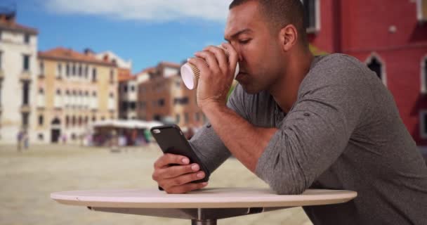 Turista Afroamericano Usando Teléfono Inteligente Mientras Bebe Café Café Venecia — Vídeos de Stock