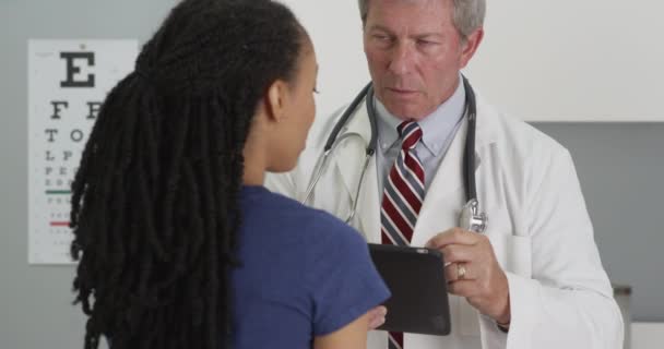 Чёрная Пациентка Разговаривает Своим Доктором Офисе — стоковое видео