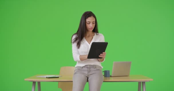 Uma Mulher Negócios Hispânica Trabalha Tablet Tela Verde Tela Verde — Vídeo de Stock