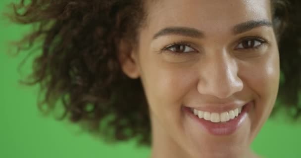 Zwolnione Zbliżenie Młodej Czarnej Kobiety Uśmiechającej Się Zielonym Ekranie Zielonym — Wideo stockowe