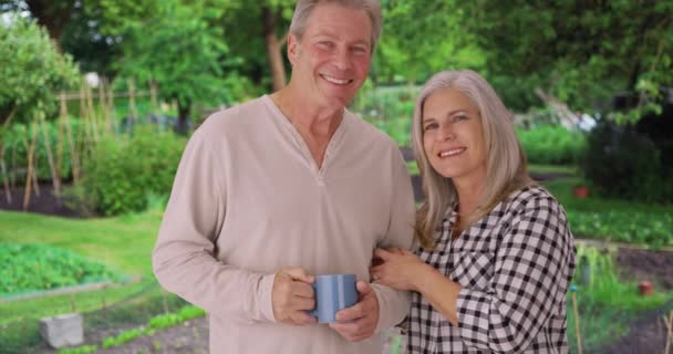 Alte Verliebte Paare Stehen Zusammen Einem Üppig Grünen Garten Glücklich — Stockvideo