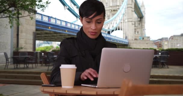 Una Donna Nera Inghilterra Vicino Tower Bridge Guarda Video Online — Video Stock