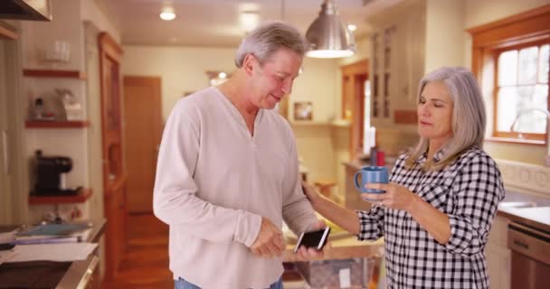 Piękna Biała Para Seniorów Stojąca Kuchni Domowej Rozmawiająca Piękny Średnim — Wideo stockowe