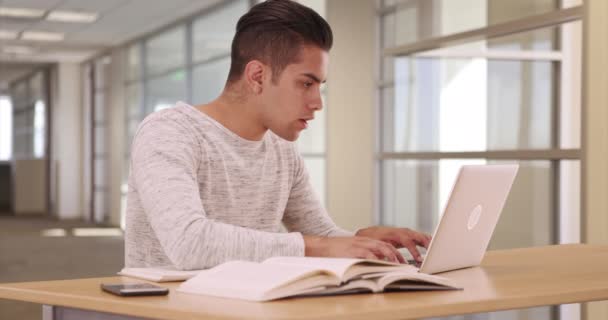 Millionær Latino Student Internatet Som Jobber Med Laptop Hispanic Collegemann – stockvideo