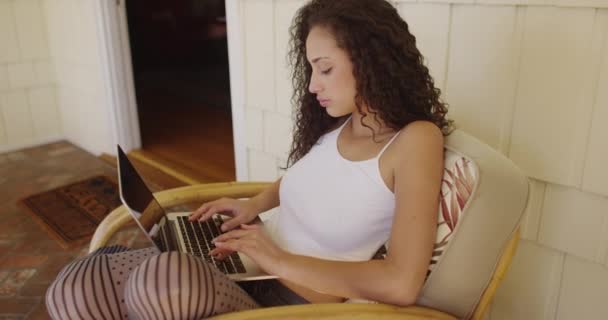 Retrato Uma Mulher Hispânica Morena Bonito Digitando Computador Portátil — Vídeo de Stock