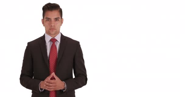 Joven Profesional Negocios Hispano Pie Sobre Fondo Blanco Con Espacio — Vídeos de Stock
