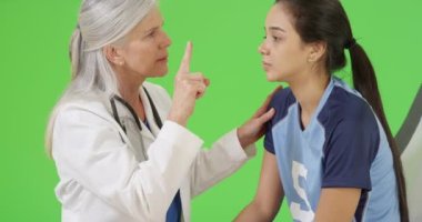 Yaralı bir futbolcu yeşil ekranda beyin sarsıntısı için test ediliyor. Anahtar ya da birleşik olmak üzere yeşil ekranda.