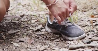 Aktif kadın parkta Ayakkabı bağlama uygun