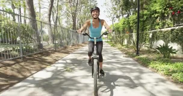 Jovem Mulher Andar Bicicleta Caminho — Vídeo de Stock