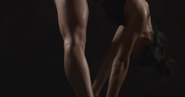 Etkin Asya Jimnastikçi Kadın Germe Vücut Yakın Çekim — Stok video