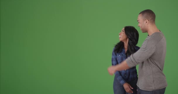Šťastný Mladý Pár Jak Prochází Ukazuje Věci Zeleném Plátně Zelené — Stock video