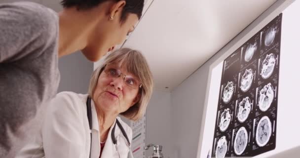 Radiologiste Mature Examinant Les Résultats Des Rayons Avec Patient — Video