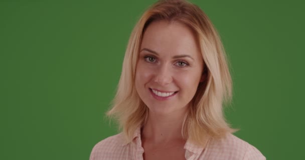 Happy Woman Die Thuis Groen Scherm Naar Camera Kijkt Groen — Stockvideo