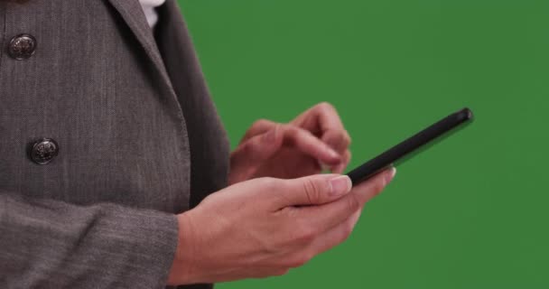 Jovem Empresária Usando Smartphone Para Passar Por Mails Tela Verde — Vídeo de Stock