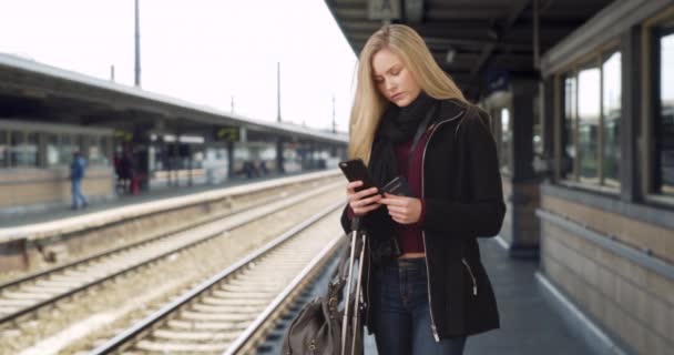 Молодая Белая Женщина Отпуске Ждет Свой Поезд Вокзале Красивая Блондинка — стоковое видео