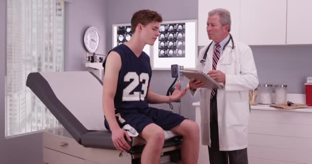 Bonito Jovem Atleta Masculino Consultar Médico — Vídeo de Stock