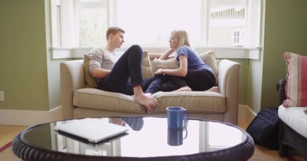 Mutlu Çift Kanepede Birlikte Konuşuyor — Stok video