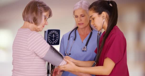 Treinando Estudante Enfermagem Para Tomar Pressão Arterial Paciente Sênior Hospital — Vídeo de Stock