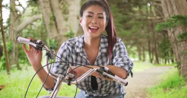 Mulher Japonesa Sorrindo Com Sua Bicicleta Parque — Vídeo de Stock